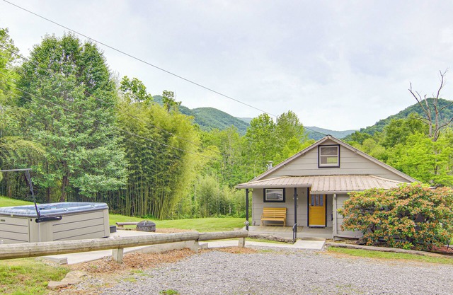 Private Hot Tub: Cottage Near Hikes & Pigeon River