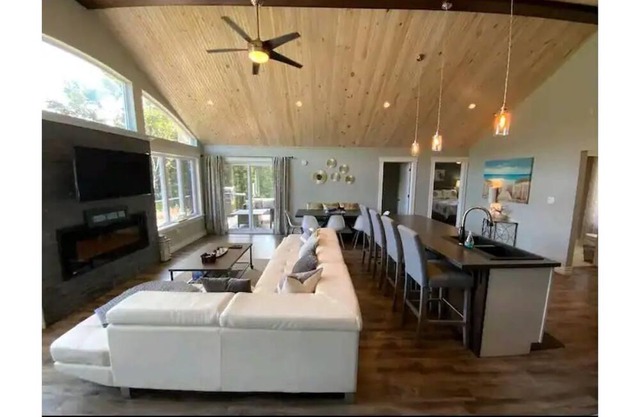 Private Hot Tub, Lake View, 10 Minutes to Cavendish Beach Music Festival.