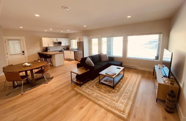 Private Hot-tub, Lakefront Community Getaway