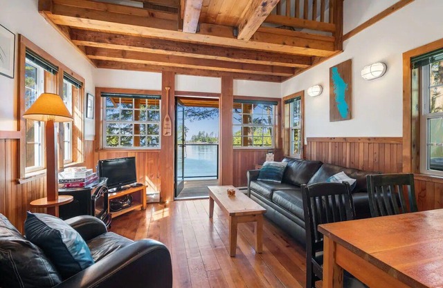 Private Hot Tub! Oceanfront Cabin With Views! ⎮ Surf Grass