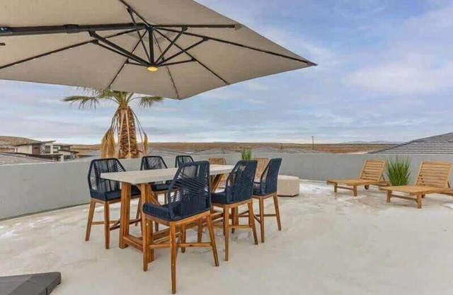 Private Hot Tub, Patio, Garage!