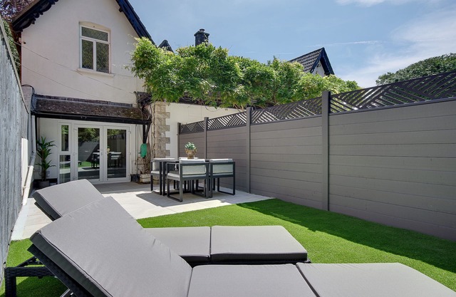 Private hot tub & sauna, 2 adults max + 1/2/3 kids