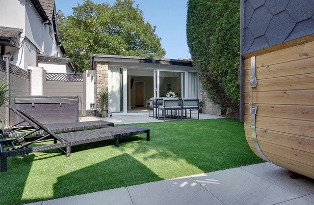 Private hot tub & sauna, 2 adults max + 1-2 child.