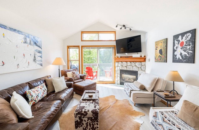 Private Hot Tub, Ski Trail Access, Free Parking & Shuttle