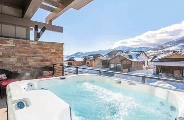 Private Hot Tub, Views of the Lake, just min to Main St!, Private Hot Tub, Views of the Lake, just m