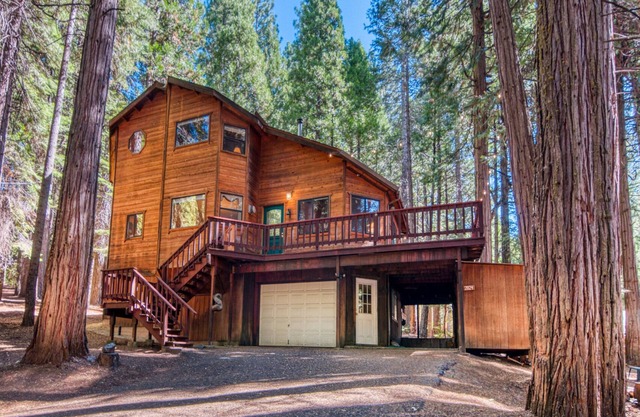 PRIVATE HOT TUB + WALK TO SNOWSHOE LAKE W/FREE ACCESS