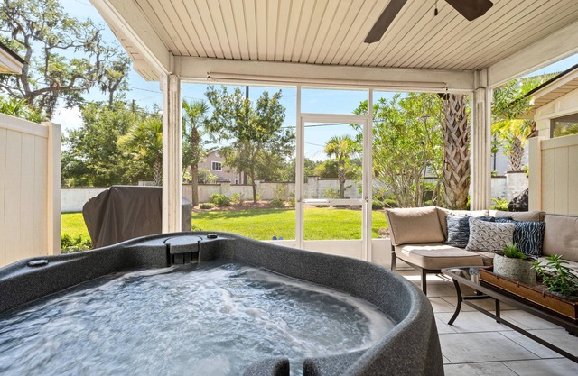 Private HOT TUB, foosball pool, 3 min to beach/dr, boat drop park, pet 👍