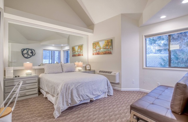 Private, Hotel Style Suite in Bend. River Ridge 603B