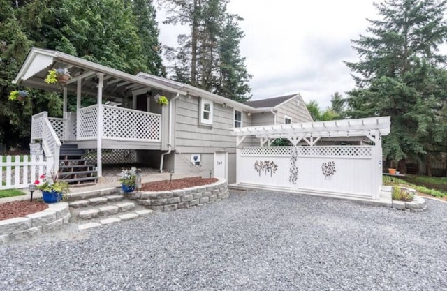 Privates Haus in Woodinville am Little Bear Creek. Neuer Whirlpool. Weingüter und Skifahren