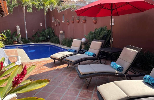 PRIVATE HOUSE LOCATED IN THE POPULAR GOLDEN ZONE WITHIN 2 BLOCKS OF THE BEACH