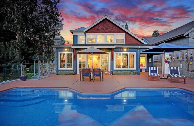 Private House on the Waterfront in Quiet Beach Neighborhood.