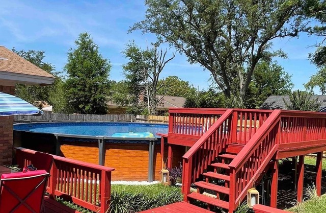 PRIVATE HUGE POOL/ 25 MINS TO BEACH/ SPACIOUS 4BED/3BATH KING BED