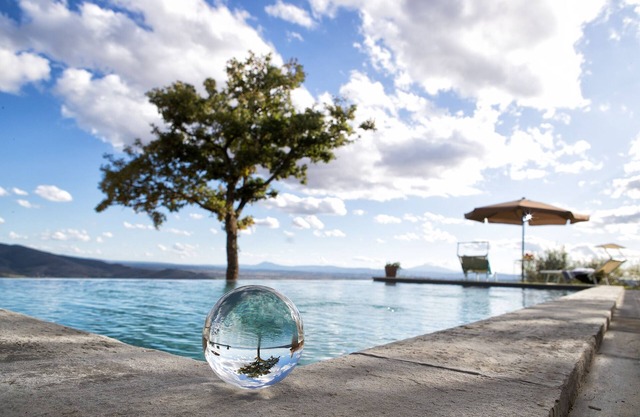 Wunderschöner privater Infinity-Pool, umgeben von einer atemberaubenden Aussicht.