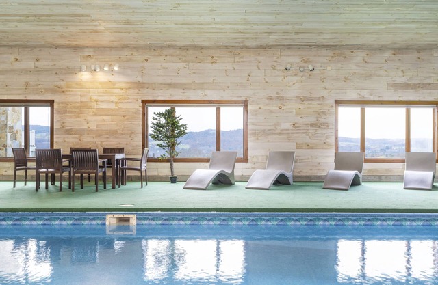 Private Indoor Heated Pool + Hot Tub + Fire Pit + Pond, on 35 Acres - sleeps 20