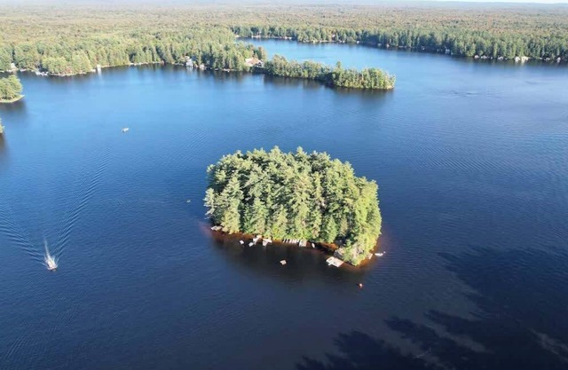 Private Island, 5 Homes, 2 HotTub, Boat -Sleeps 17