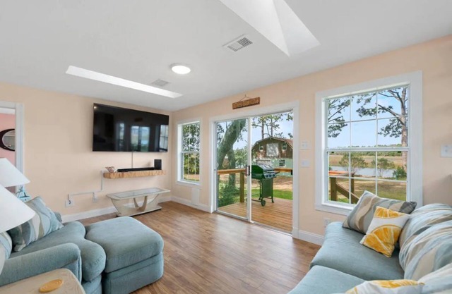 Private Island Cottage, ② King Beds, 75" HDTV, Scenic Views