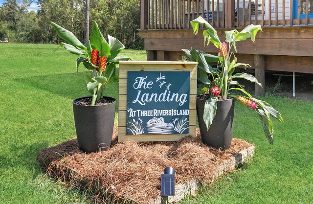 Private Island Paradise: 2 Bed, 2 Bath Retreat with Dock, Boat Lift in Maurepas