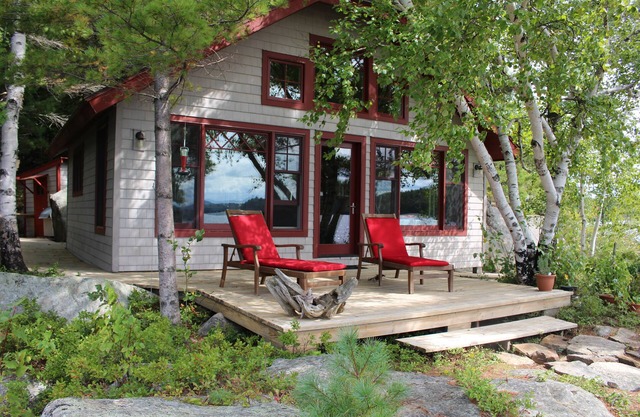 Private Island ruhig auf unberührten Tupper Lake.