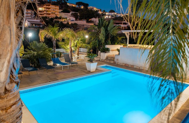 Privater Pool 3 Schlafzimmer, 3 Badezimmer 150 Meter vom Meer WI FI FREE MIETWAGEN