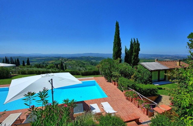 Alleinstehendes Ferienhaus mit W-LAN, Klimaanlage, Pool, TV, Balkon, bei Greve In Chianti