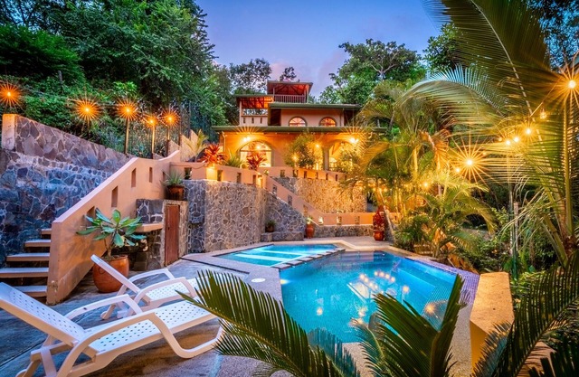 Privater Dschungelpalast mit Designer-Pool - 4 Schlafzimmer