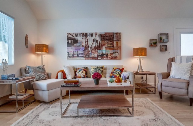 Private King Bed w/ Full Kitchen + Laundry