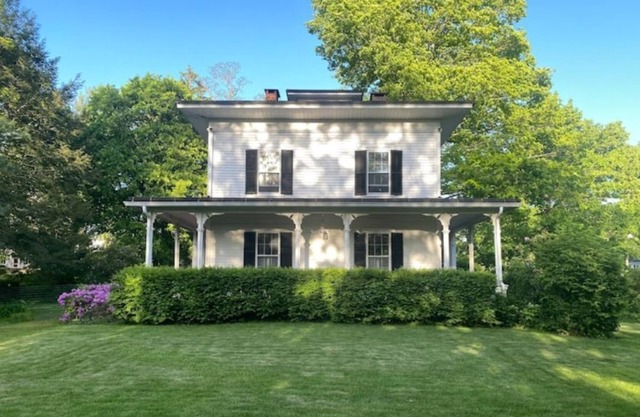 Private King suite w/ separate entry-Walk to Taft!