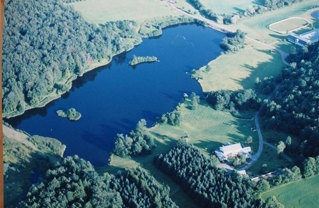 Privater See am plätschernden Wasser umgeben von 400 Hektar