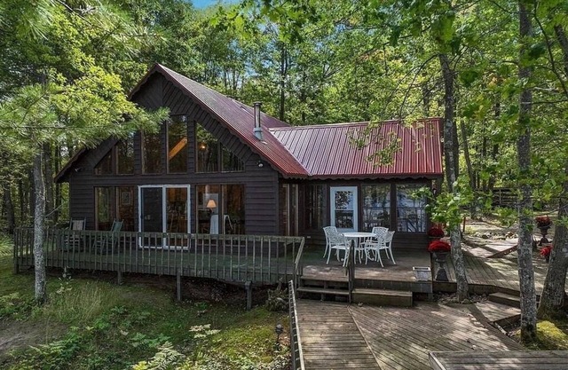 Private lake cabin with direct access to snowmobile trails and ice fishing