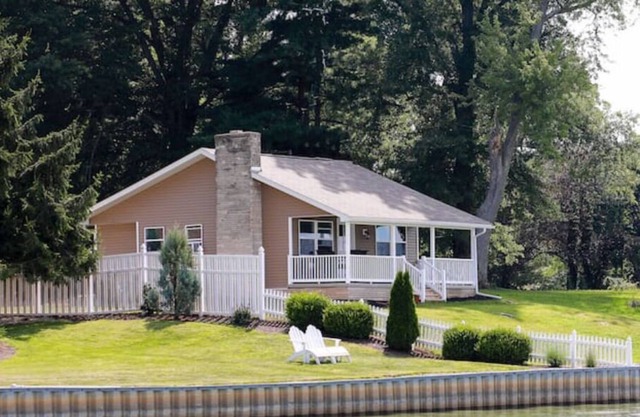 Private lake front cottage with Boat dock