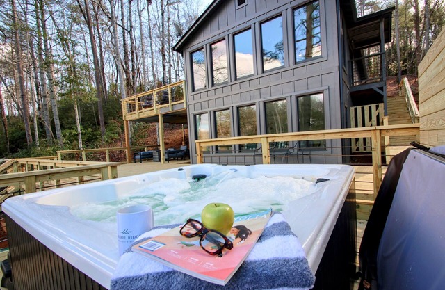 Private Lake / Hot Tub / Large Deck / Rest & Relax / Kayaks & Canoe