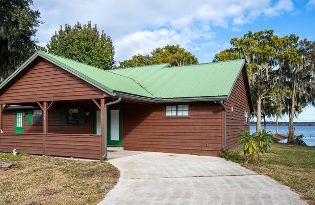 Private Lake View House Rental close to wonderful Big Bass Grill restaurant