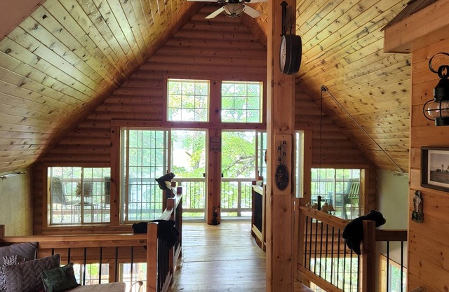 Private lake, with private sandy beach. Beautiful five bedroom.