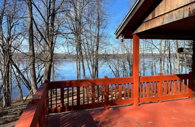 Private LakeFront ranch on Lake Wallenpaupack, PA. Secluded. Sunset view!