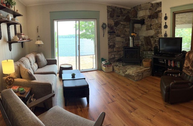 Charmantes Steinhaus am Upper Rideau Lake, Westport, ON