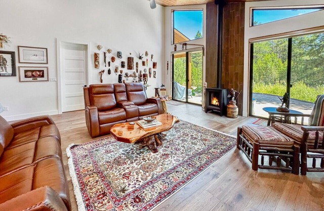 Private Lakeside Lounge W/Hot Tub