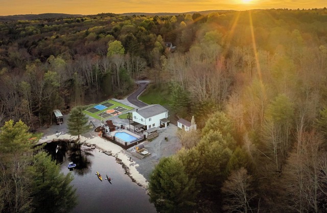 Private Lakeside Paradise - Pool/Hot tub/Sauna/RV/Pickleball/Basketball