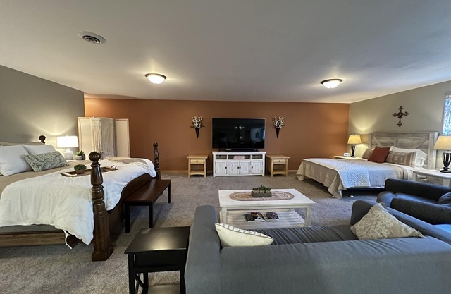 Private Large Suite, cozy, quiet & close to I-75