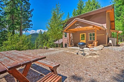 Private Leavenworth Cabin with Mtn Views and Fire Pit
