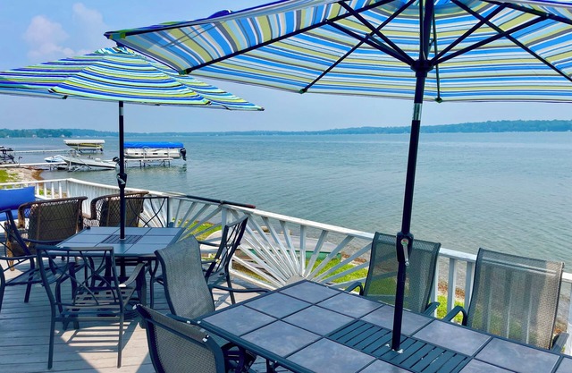 Classy Colonial mit 125 'Level Beachfront & Central Air