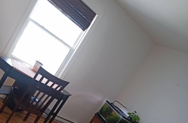 Private (lockable) room in shared home 5min away from airport! Cat friendly.