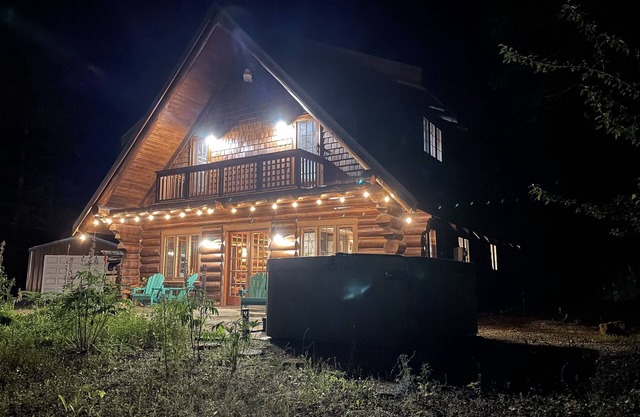 Private Log Cabin in the Woods - HOT TUB, BBQ, WIFI, FIREPLACE, GAMING GARAGE