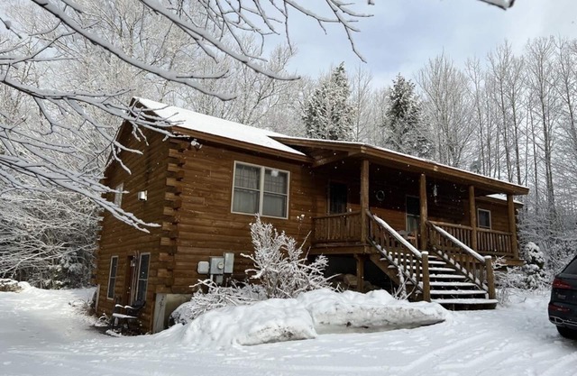 Private log cabin, minutes from skiing, river fun, and biking