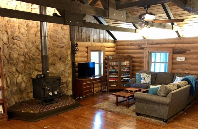 PRIVATE LOG CABIN RETREAT! Abgeschiedene Hütte im Wald mit Zugang zum Fischteich!