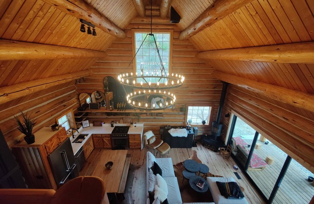 Private Luxury River Front Log Cabin in Cle Elum: Hot Tub, Mountain Views, 9 Acres