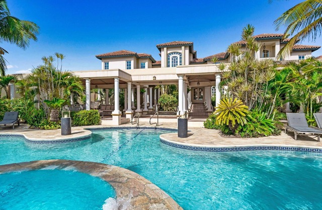Private Mansion w/ Sunset Views! Jacuzzi! Sauna!