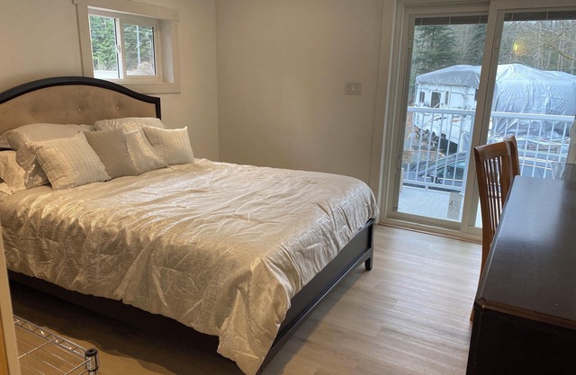 Convenient private self contained bedroom in a farm and near a creek