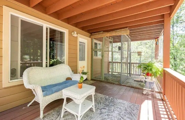 Privates Hauptschlafzimmer und Bad mit privater Terrasse in der Innenstadt von Nevada City