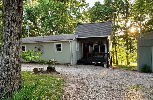 Private Meramec River Frontage!! Cozy Cabin with Amazing views! Available now!!