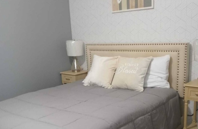 Private Minimalist Room - 25min Downtown Nashville / Self Check-in